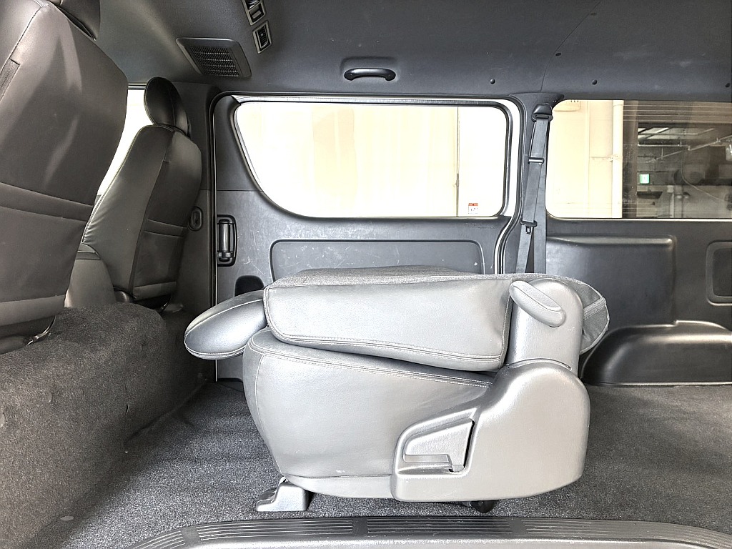 ハイエースバンとなりますので2列目跳ね上げ可能です！