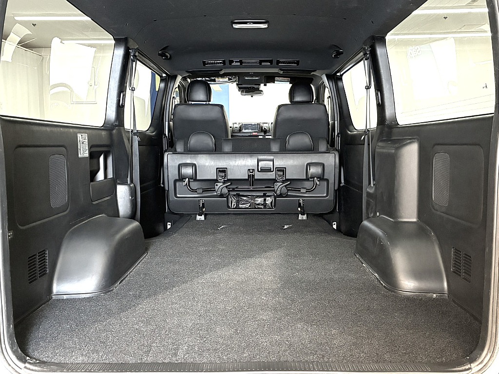 バン特有の広い荷室スペースを確保！