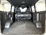バン特有の広い荷室スペースを確保！