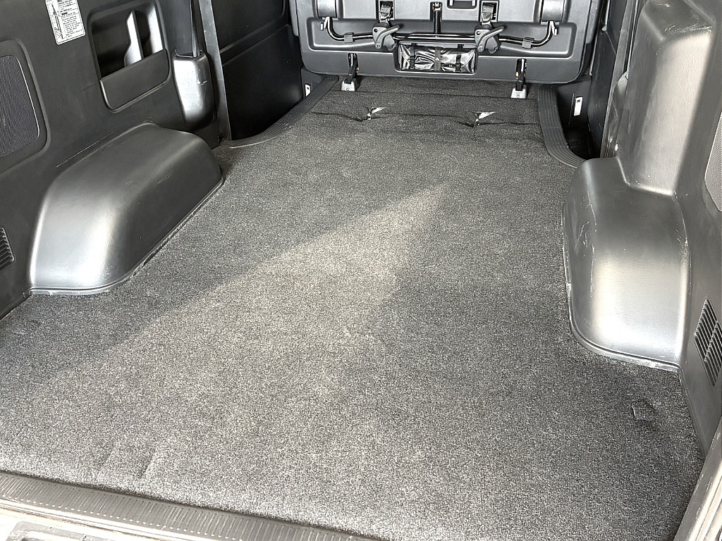 バン特有の広い荷室スペースを確保！