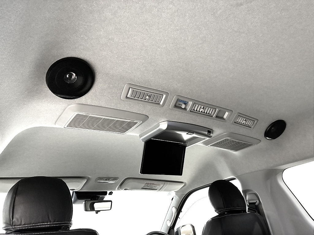 ルーフスピーカー＆後席モニターつき♪