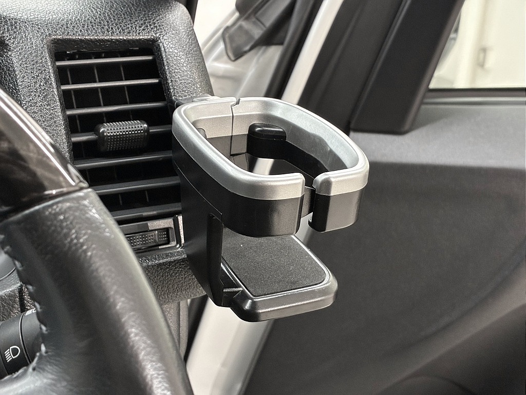 運転席助手席ドリンクホルダーつき！