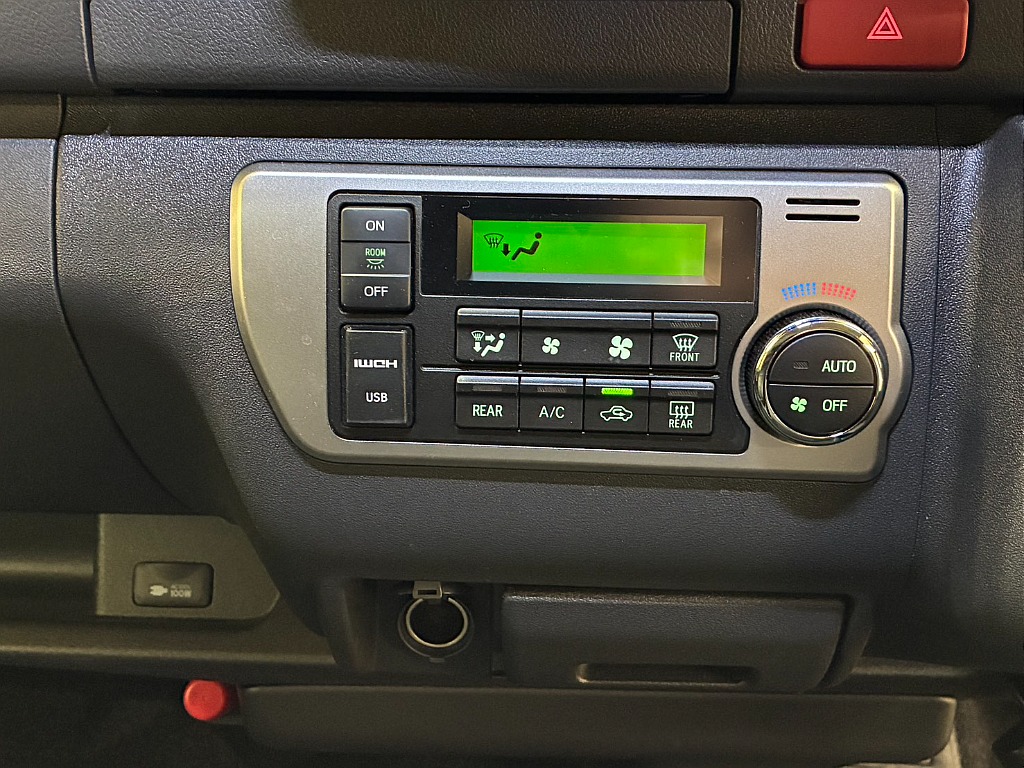 ルームランプスイッチ・USB/HDMIつき！