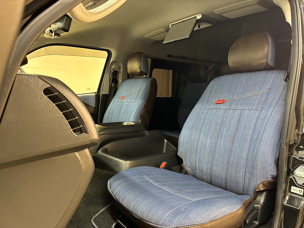 シートカバーはお洒落なデニム柄を採用。