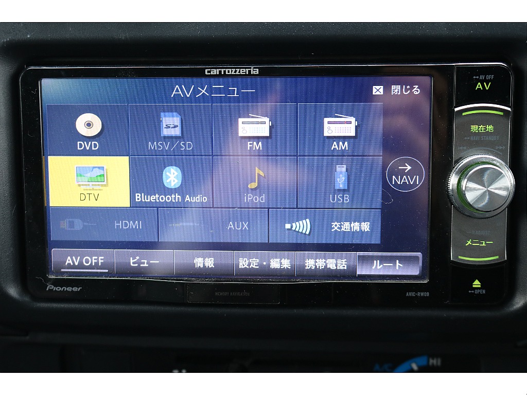 カロッツェリア7型Wナビ（AVIC-RW09）がインストールされています。SDナビでTV、DVD視聴、Bluetooth機能もついています。