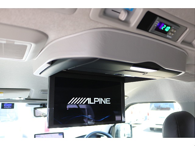 アルパイン製12.8インチフリップダウンモニター完備♪