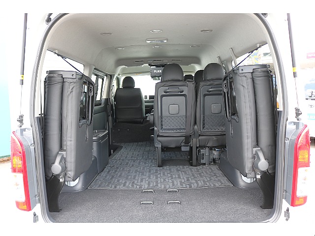 4列目跳ね上げ可能で大きなお荷物も乗ります♪アウトドアやお仕事にも最適なお車です(^^)