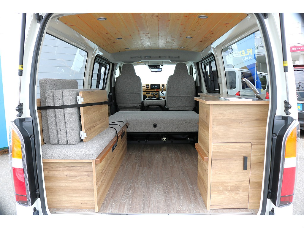 車内天井は無垢のヒノキ材を使用しており、天然木ならではの質感や香りを楽しみなか?らお過ごしいただけます○