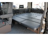 左右のシートの間を埋めるようにしてベッドマットをすべて展開すると広々ベッドスペースが確保できます♪