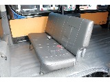 前方に折りたためるベンチシート♪