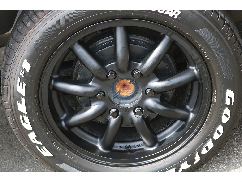 足元にはファブレス MC9　17インチアルミをチョイス！