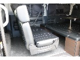 停車中は2列目シートを後ろ向きにしてセンターテーブルを囲めば、リビングとしても使うことができます♪