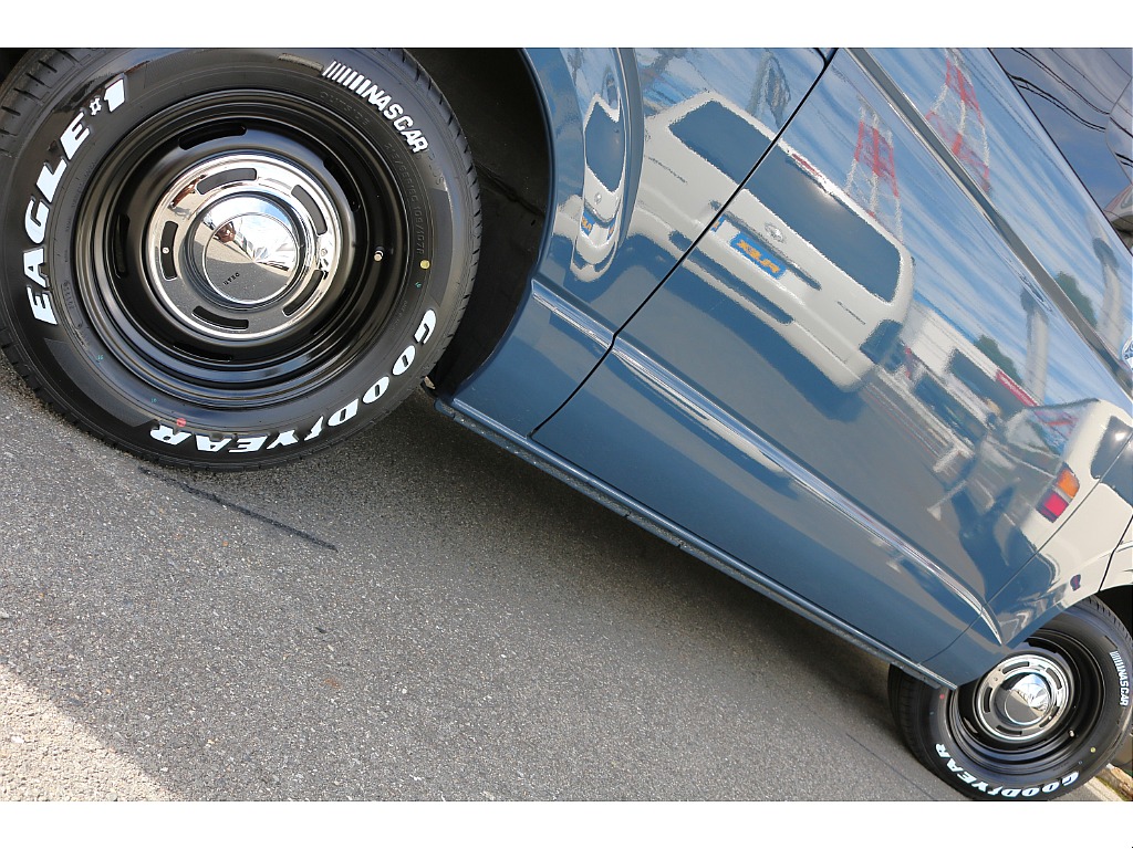 ナスカーホワイトレタータイヤ