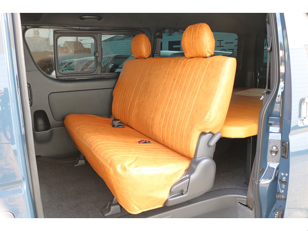 リクライニング可能な２列目シート♪