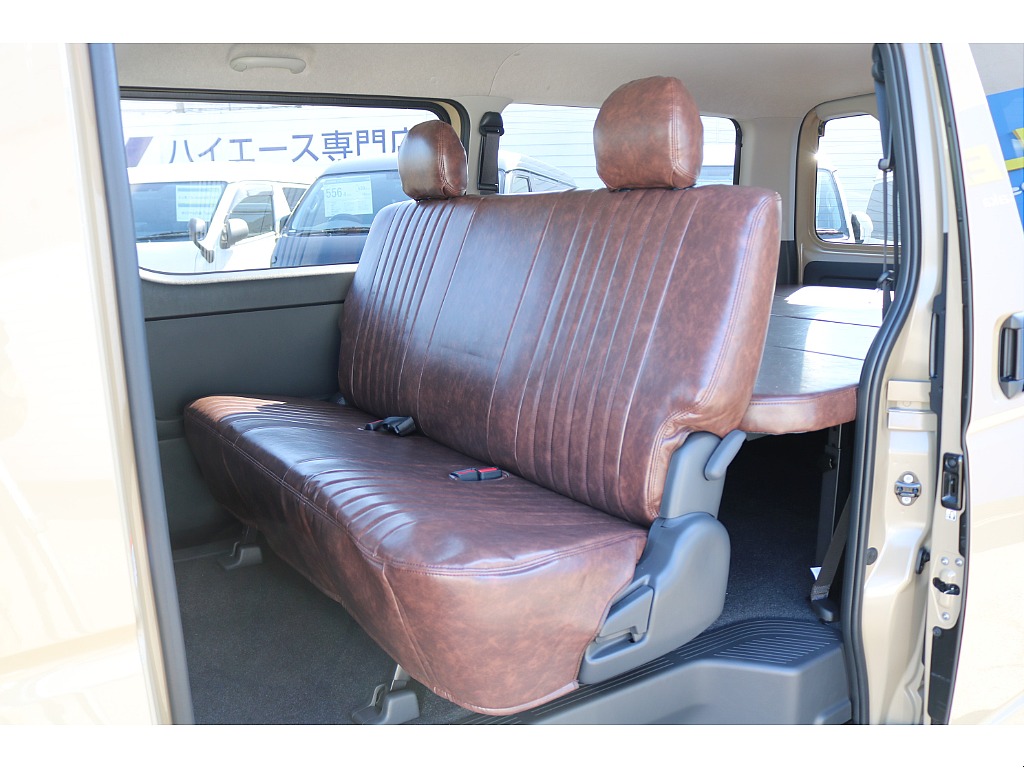 リクライニング可能な２列目シート♪