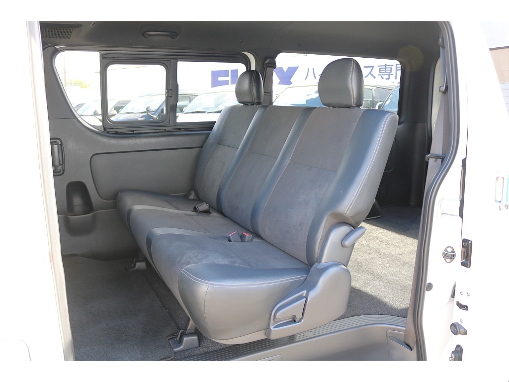 リクライニング可能な２列目シート♪
