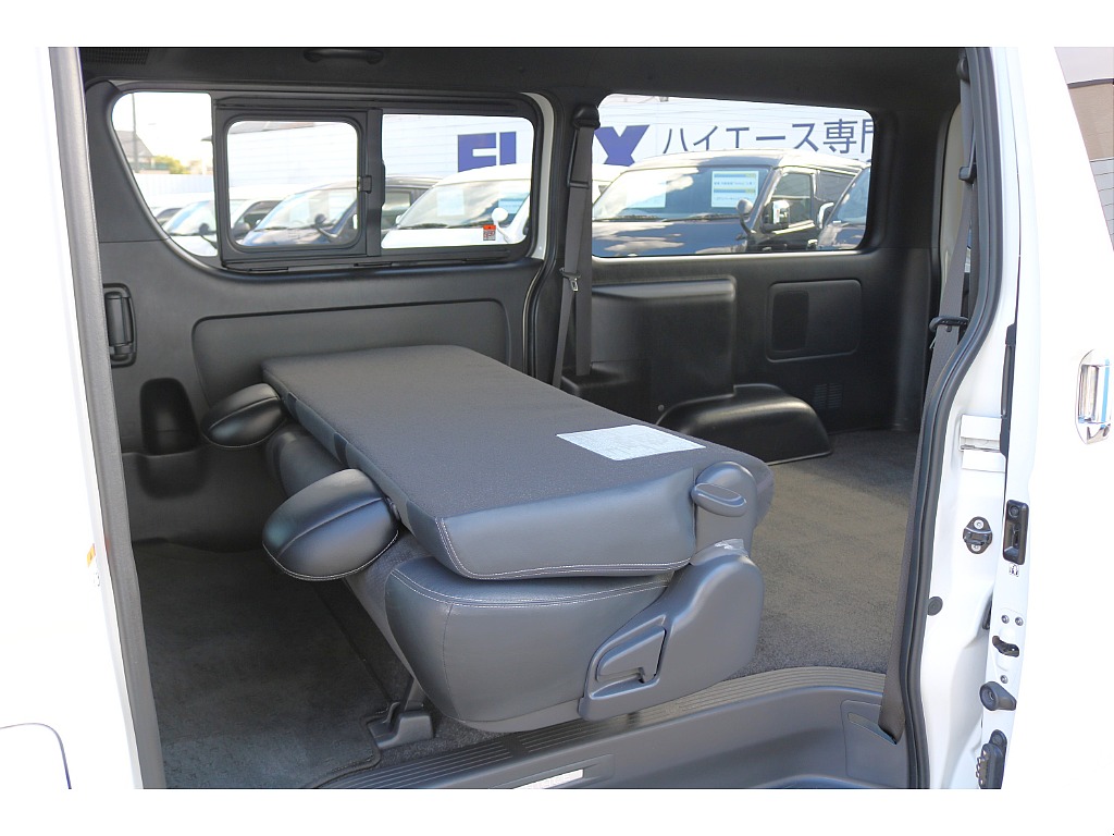 背面を倒して 座面を前方に跳ね上げるとラゲッジスペースの拡張が可能です♪