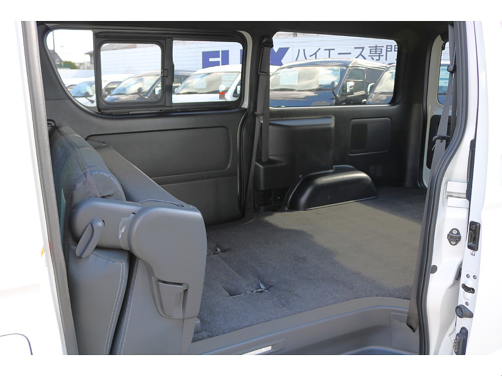 背面を倒して 座面を前方に跳ね上げるとラゲッジスペースの拡張が可能です♪