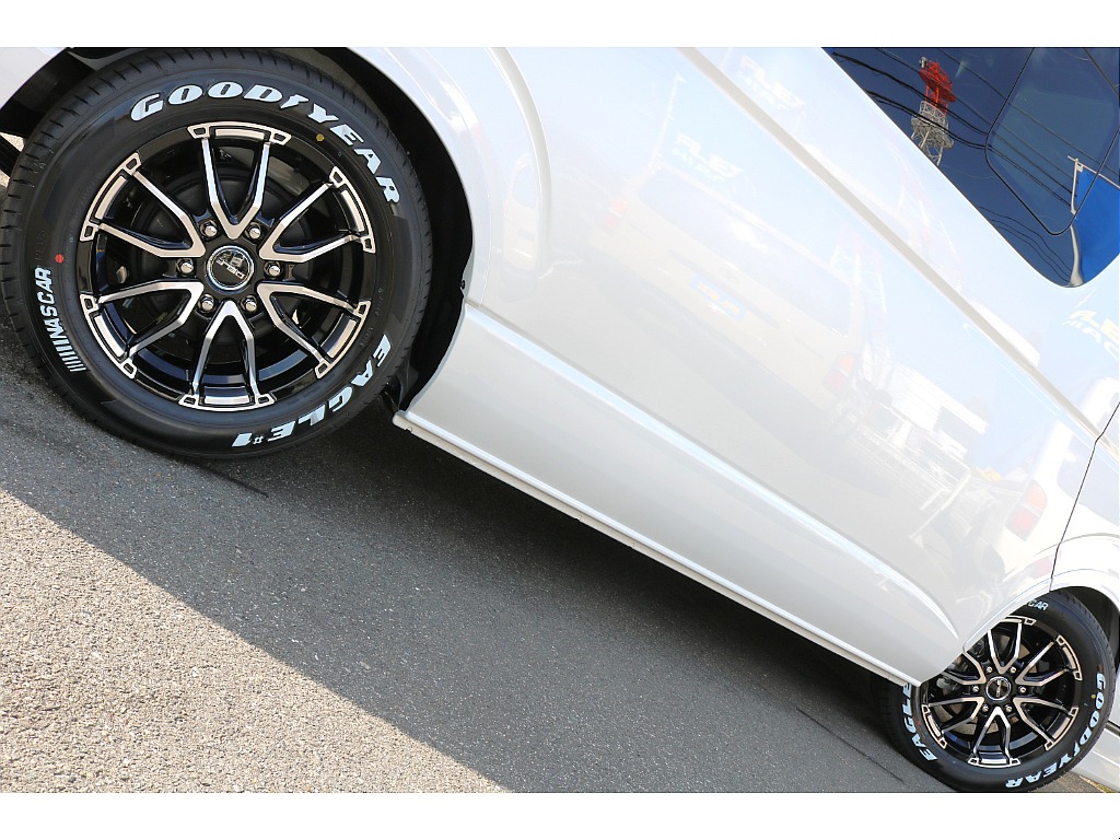 ナスカーホワイトレタータイヤ