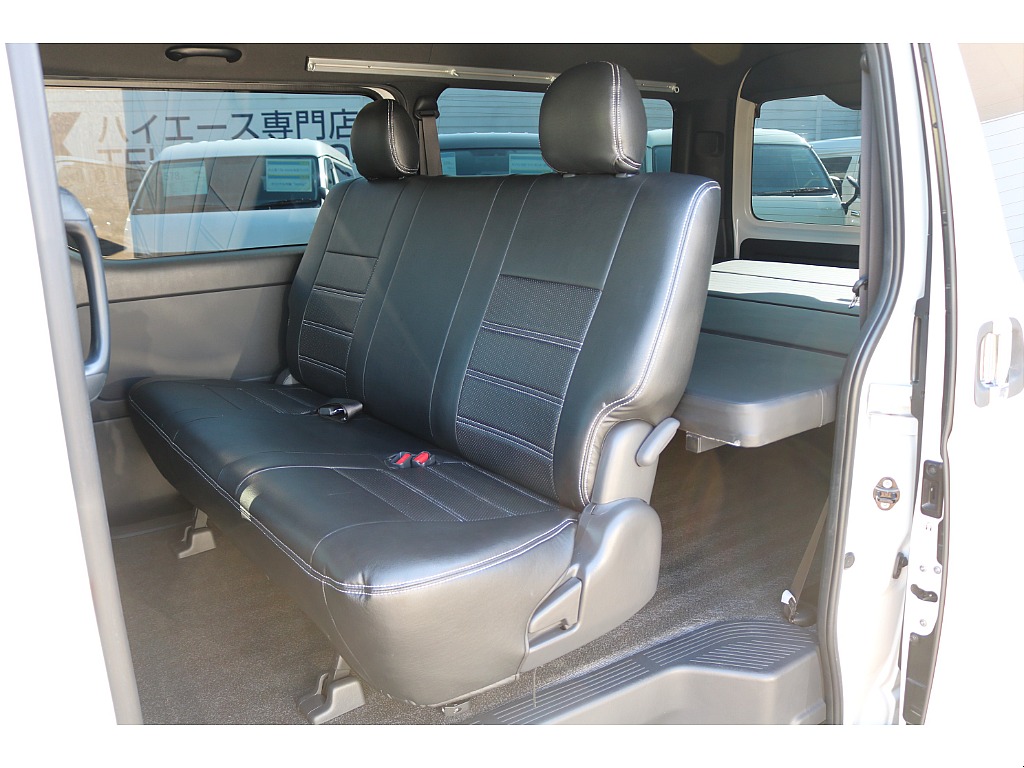 リクライニング可能な２列目シート♪
