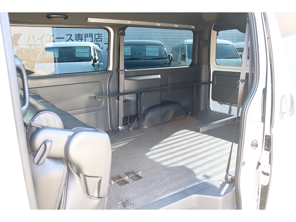 背面を倒して 座面を前方に跳ね上げるとラゲッジスペースの拡張が可能です♪