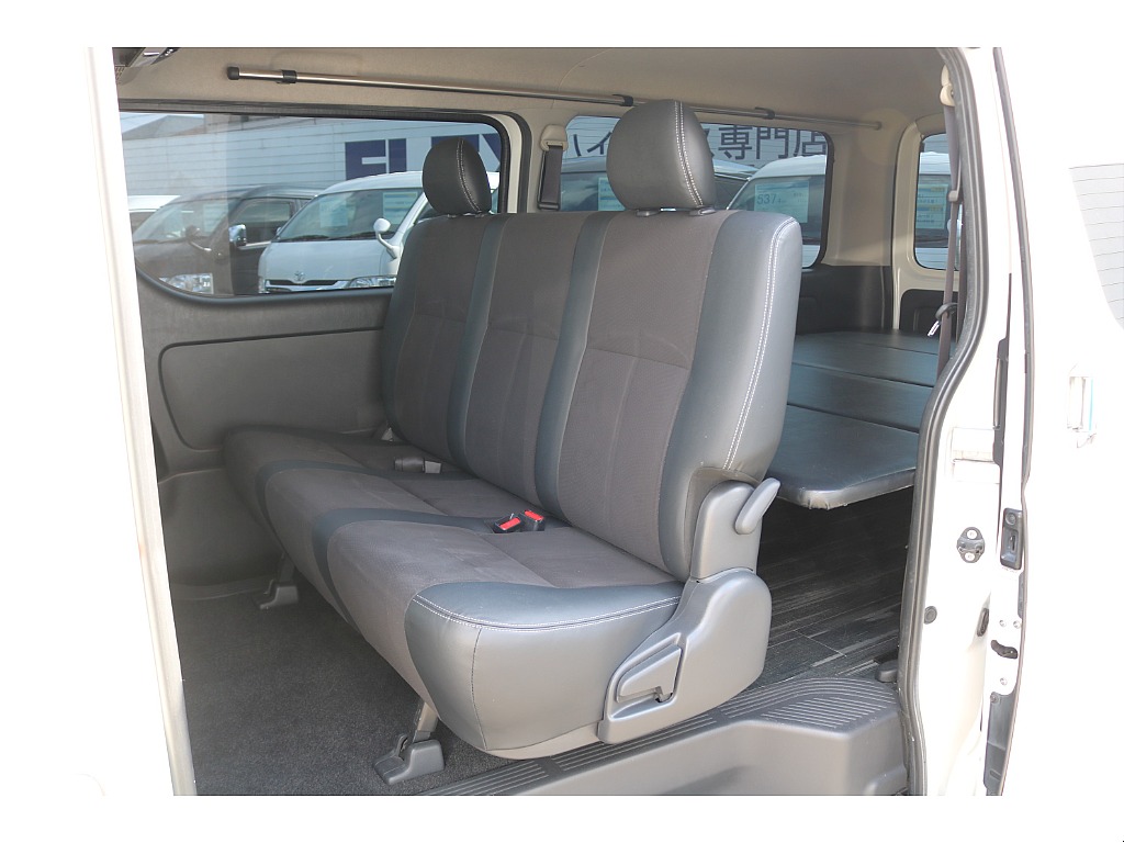 リクライニング可能な２列目シート♪