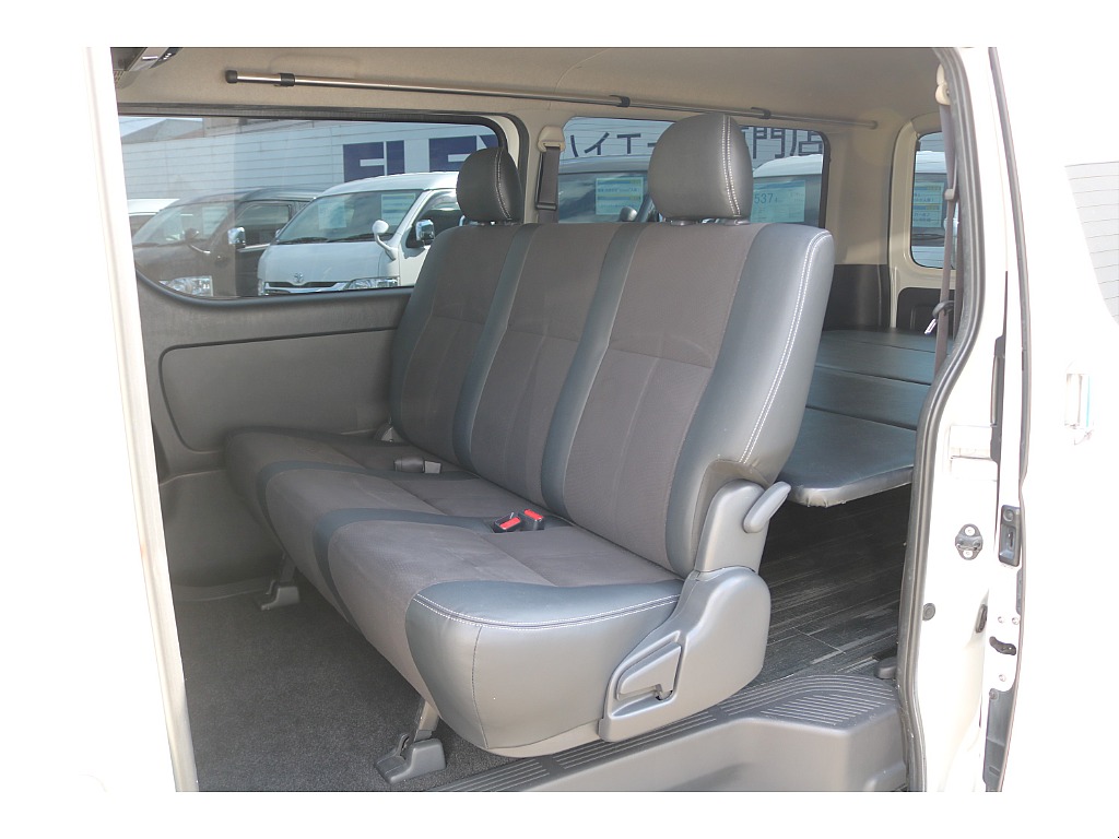 リクライニング可能な２列目シート♪