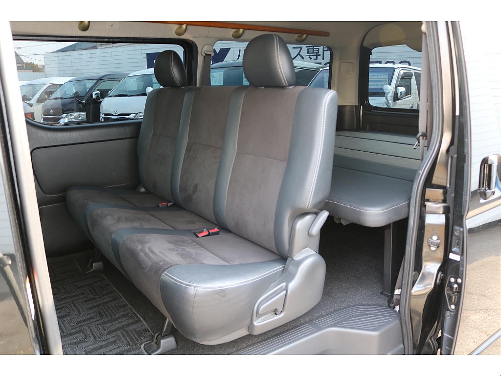 リクライニング可能な２列目シート♪