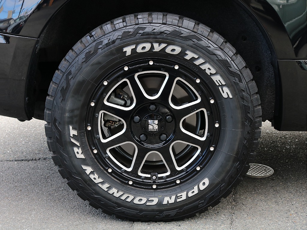 TOYOオープンカントリーRTタイヤ＆エクストリームJ１６インチAWの組み合わせ。