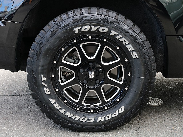 TOYOオープンカントリーRTタイヤ＆エクストリームJ１６インチAWの組み合わせ。