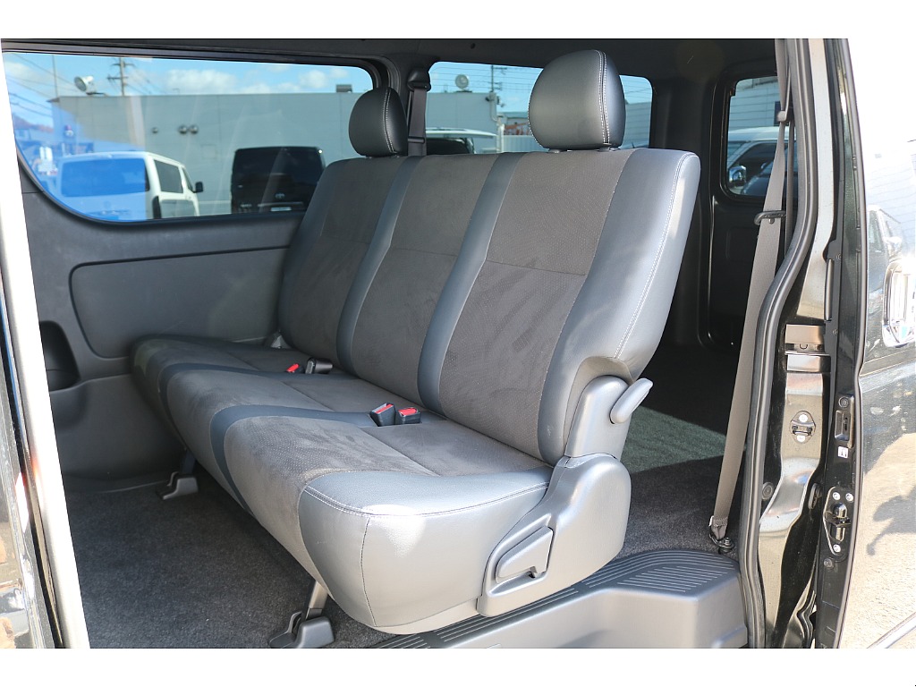 リクライニング可能な２列目シート♪