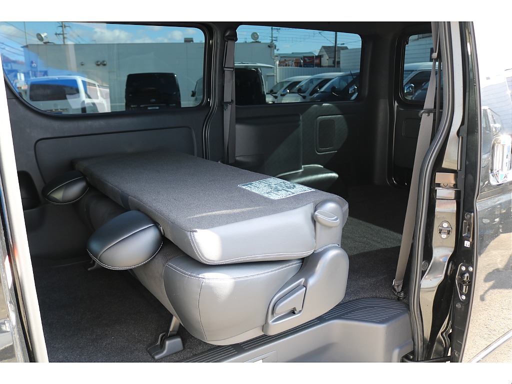 背面を倒して 座面を前方に跳ね上げるとラゲッジスペースの拡張が可能です♪