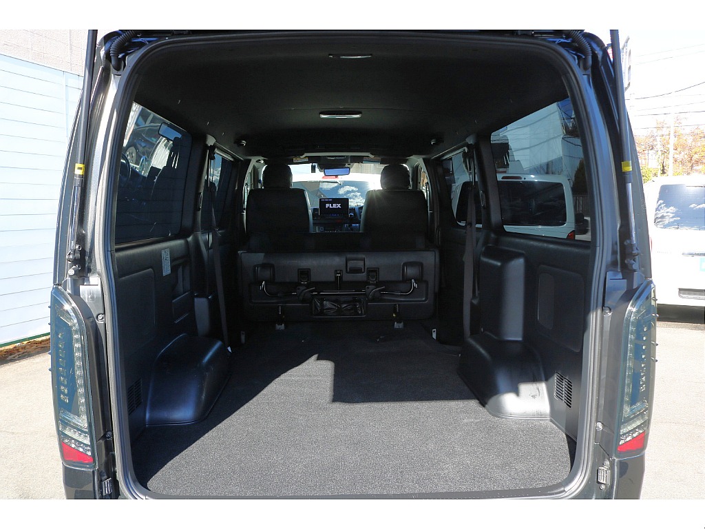 背面を倒して 座面を前方に跳ね上げるとラゲッジスペースの拡張が可能です♪