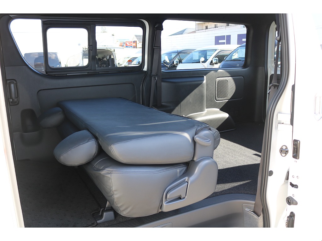 背面を倒して 座面を前方に跳ね上げるとラゲッジスペースの拡張が可能です♪