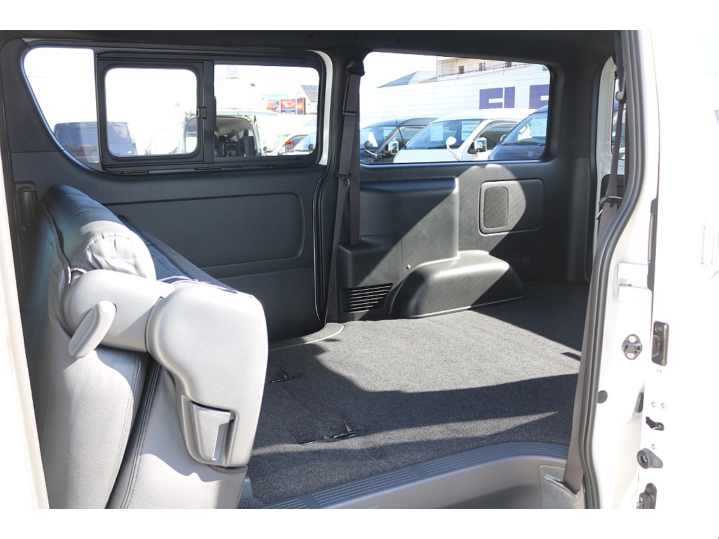 背面を倒して 座面を前方に跳ね上げるとラゲッジスペースの拡張が可能です♪