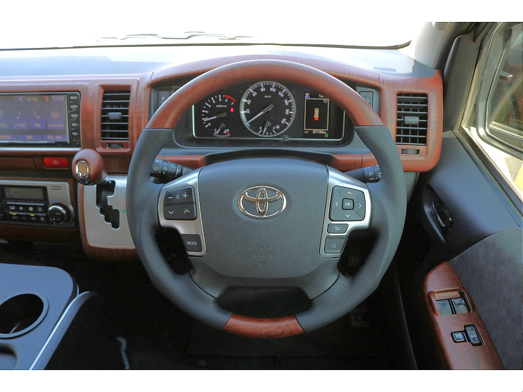 ステアリング周りもブラウン調で統一♪