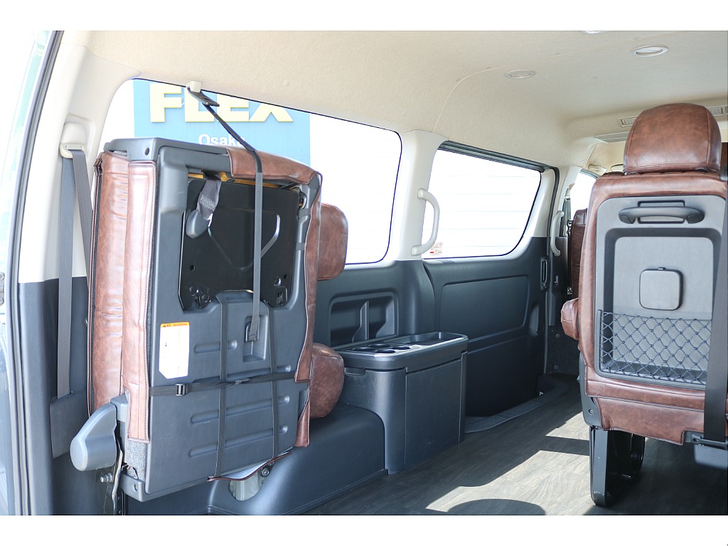 4列目シートを跳ね上げれば大きな荷物スペースを確保できます♪