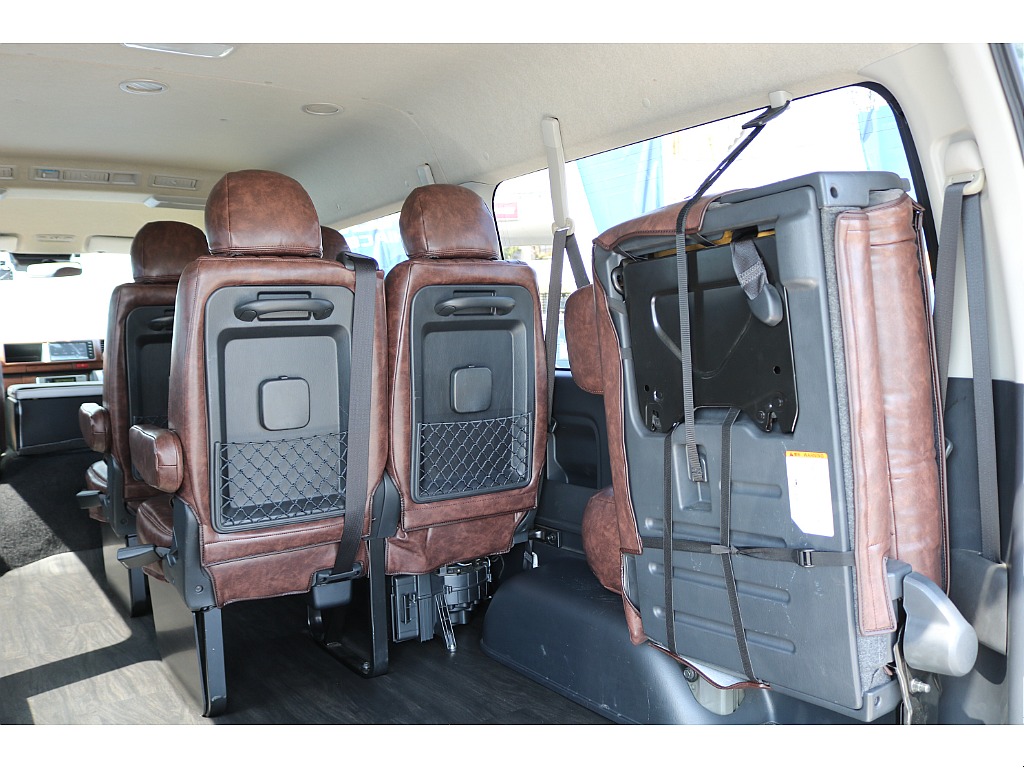 4列目シートを跳ね上げれば大きな荷物スペースを確保できます♪