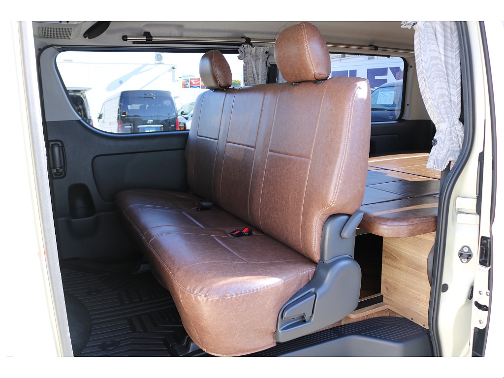 リクライニング可能な２列目シート♪