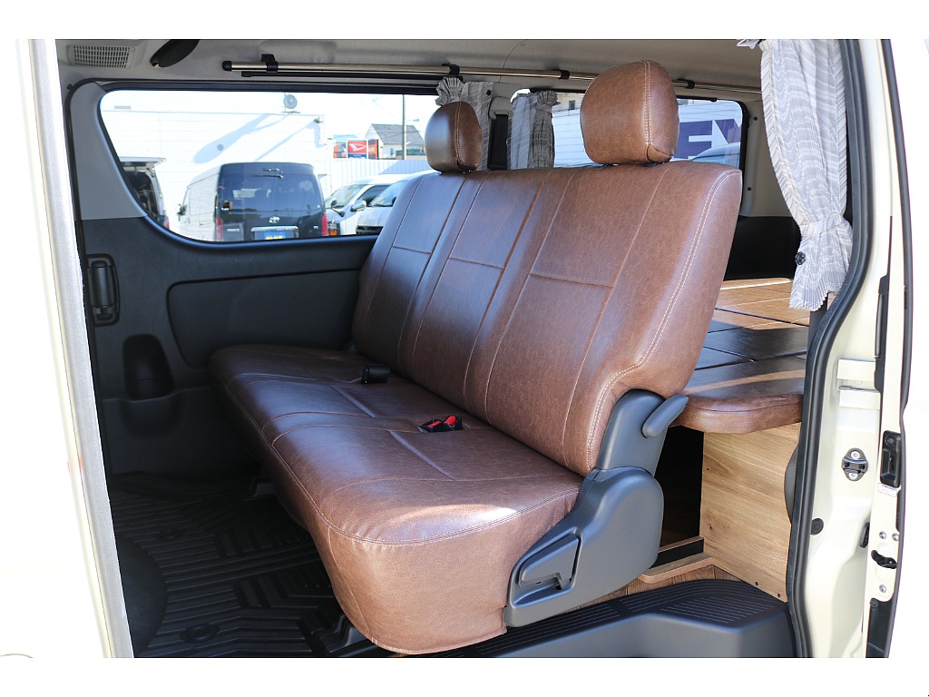 リクライニング可能な２列目シート♪