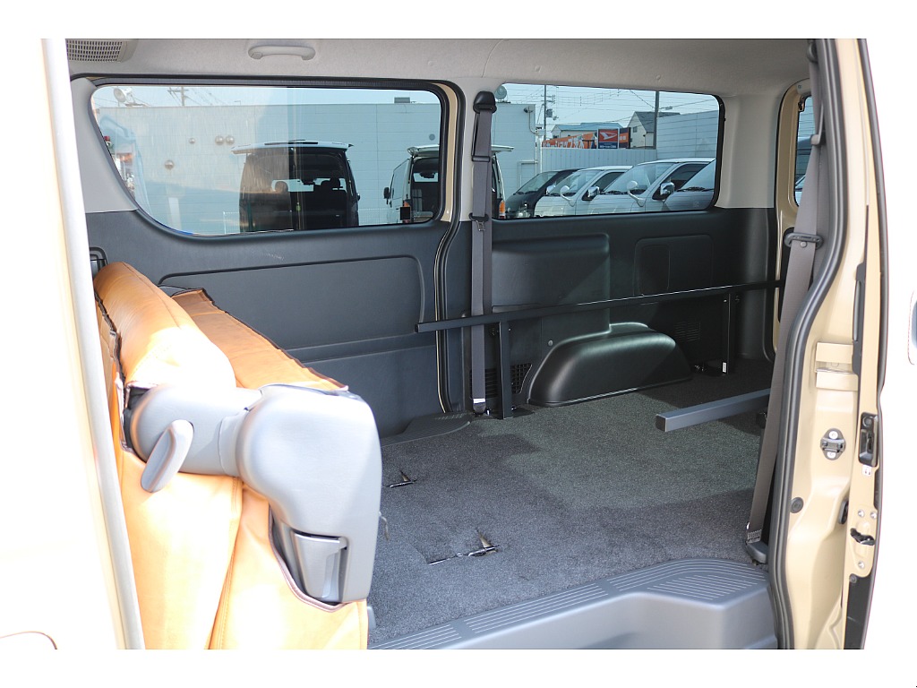 背面を倒して 座面を前方に跳ね上げるとラゲッジスペースの拡張が可能です♪