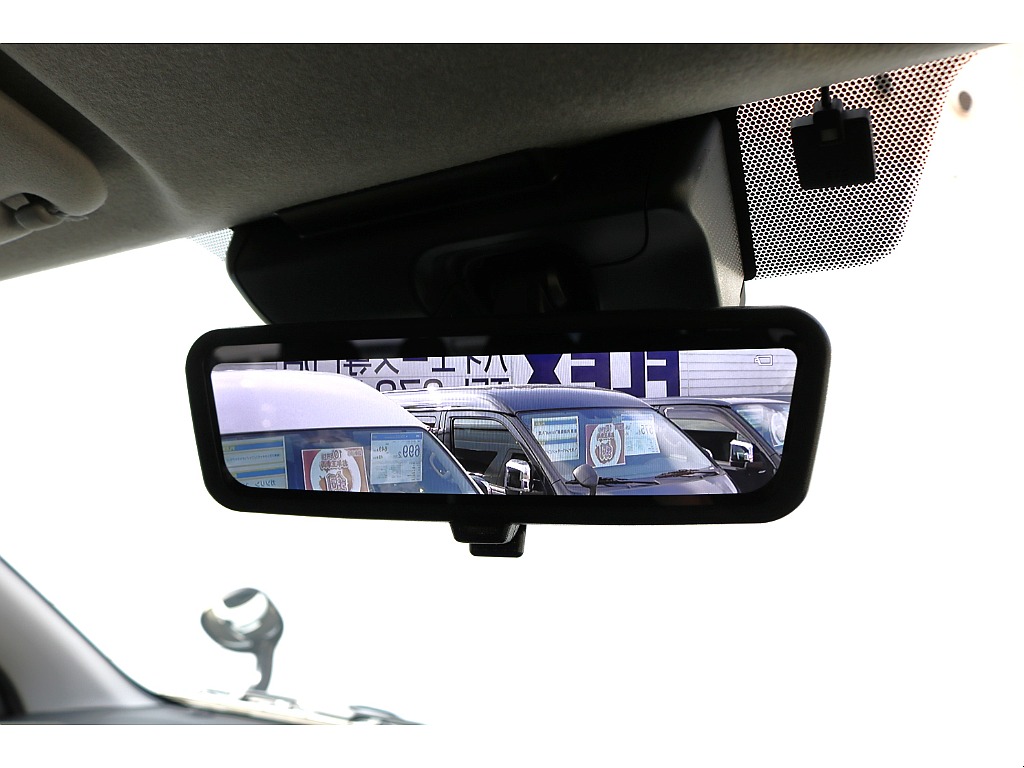 デジタルインナーミラーで夜間も安心◎