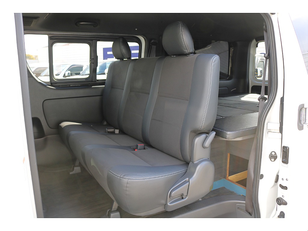 リクライニング可能な２列目シート♪