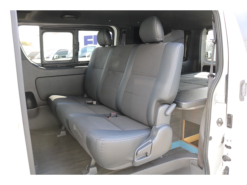リクライニング可能な２列目シート♪