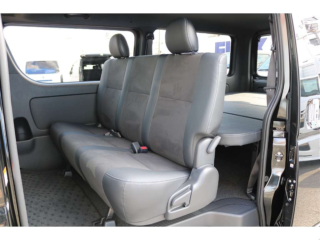 リクライニング可能な２列目シート♪