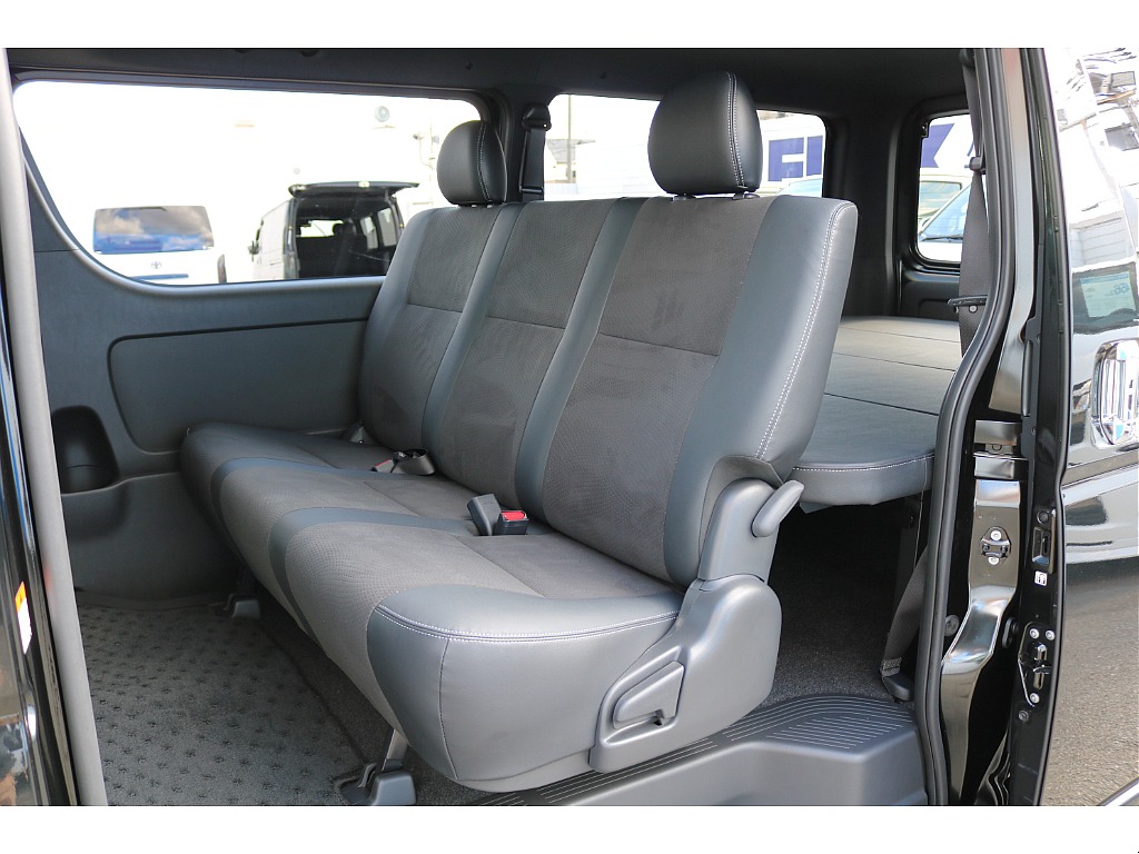 リクライニング可能な２列目シート♪