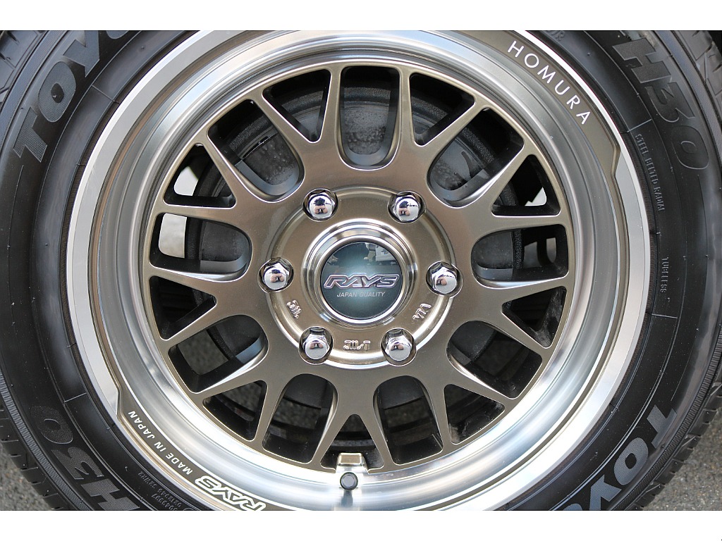 足元にはRAYS ホムラ 17インチホイール