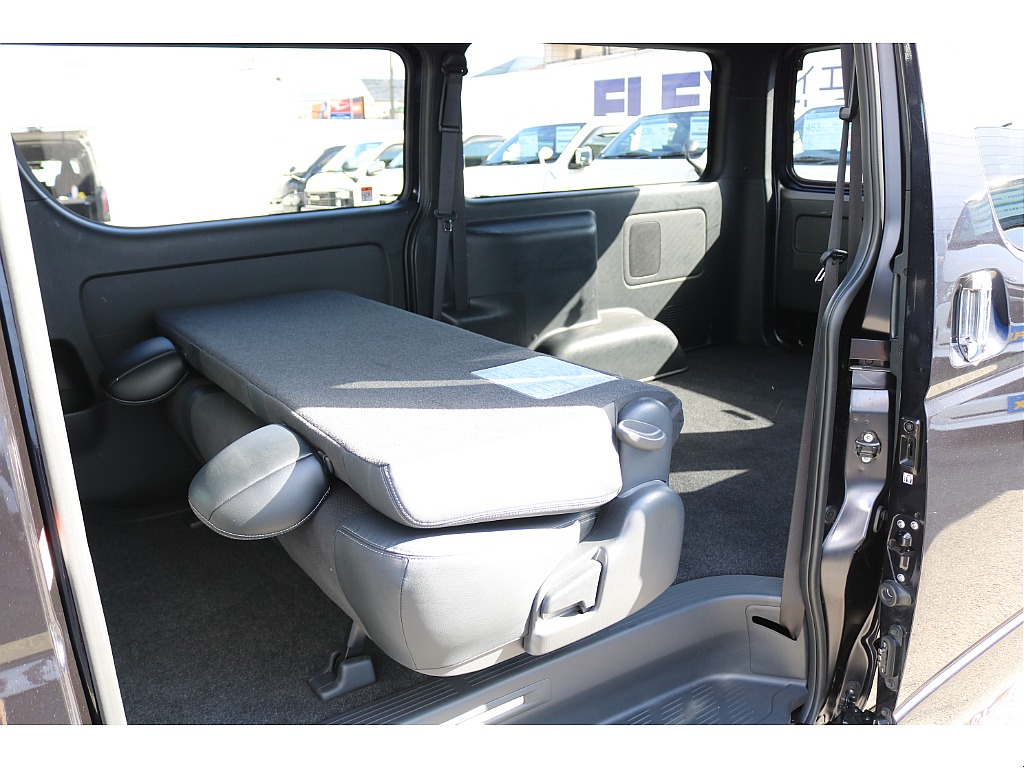 4列目シートを跳ね上げれば大きな荷物スペースを確保できます♪