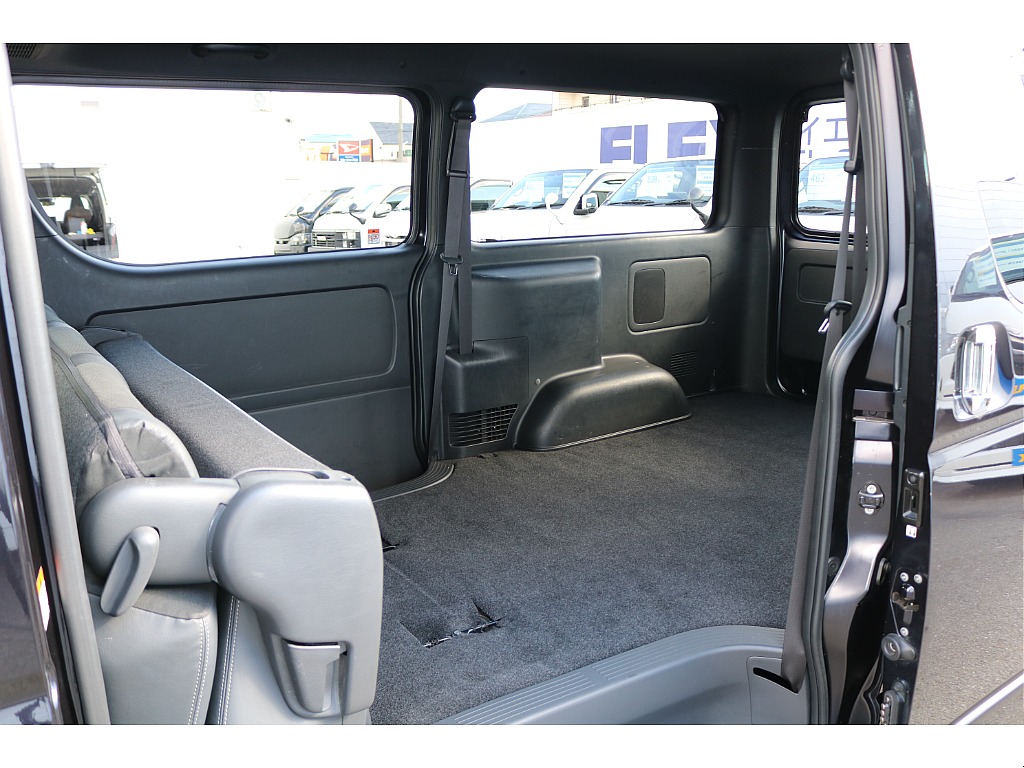 4列目シートを跳ね上げれば大きな荷物スペースを確保できます♪