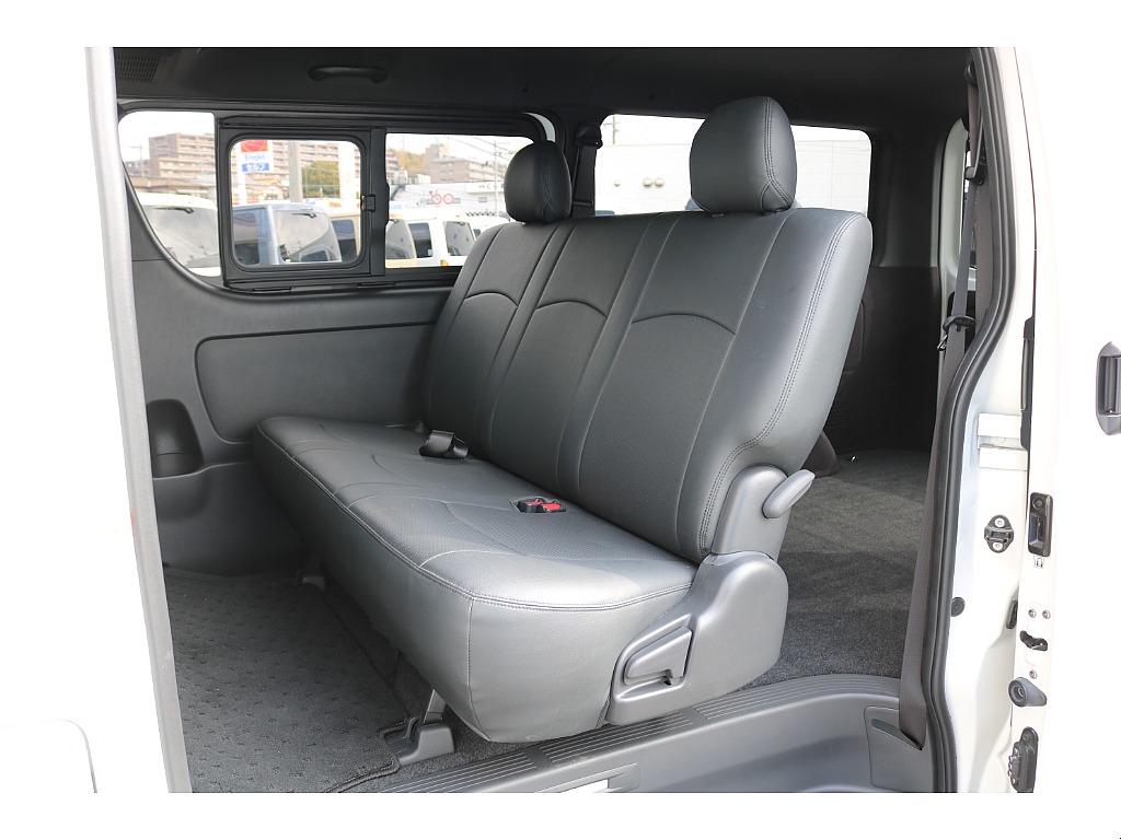 リクライニング可能な２列目シート♪